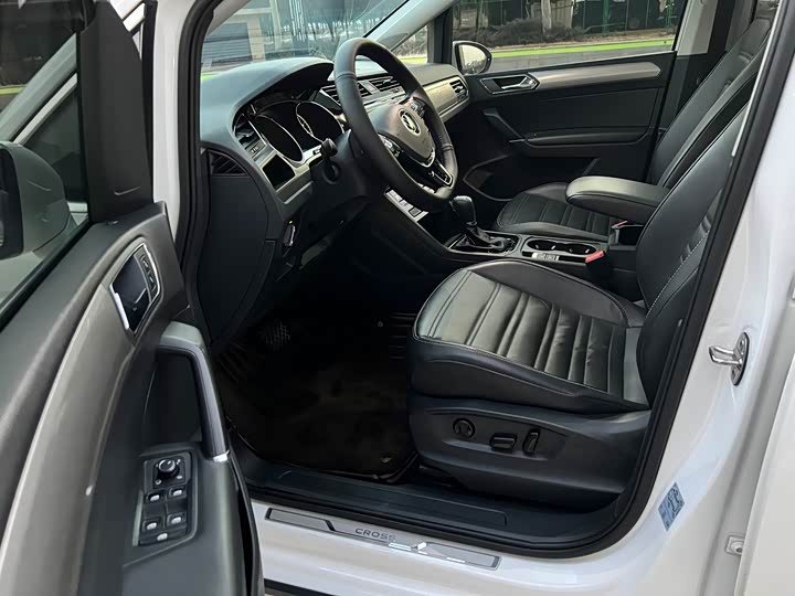 Фото 12 - Volkswagen Touran L