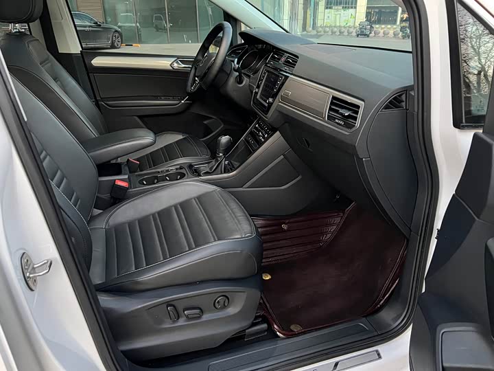 Фото 15 - Volkswagen Touran L