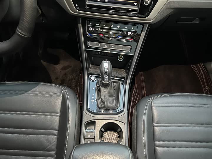 Фото 21 - Volkswagen Touran L