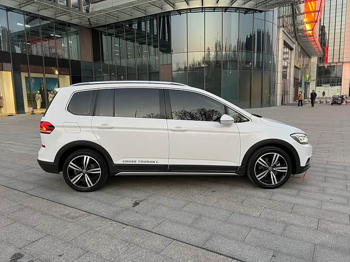 Фото 4 - Volkswagen Touran L