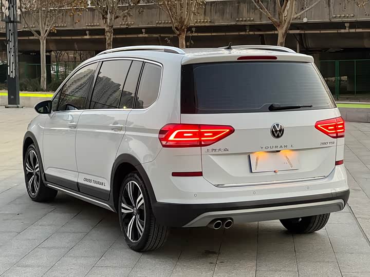 Фото 7 - Volkswagen Touran L