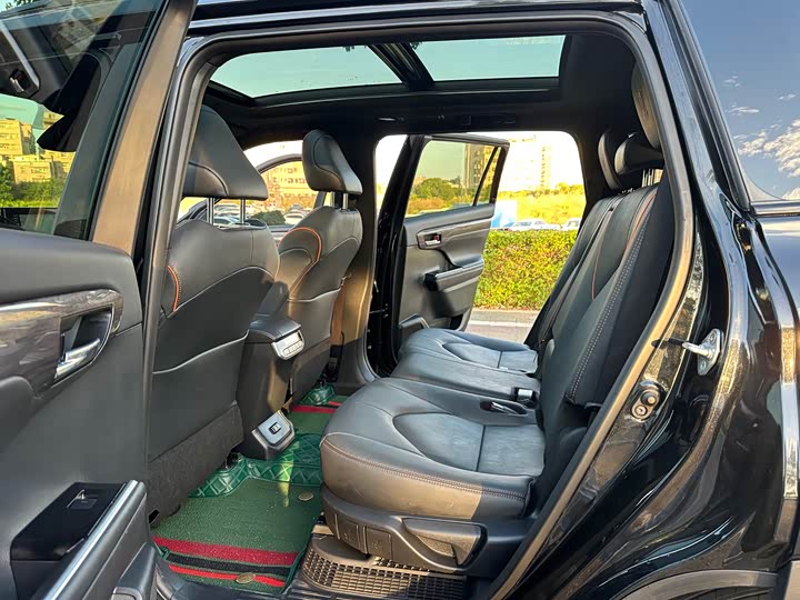 Фото 13 - Toyota Crown Kluger