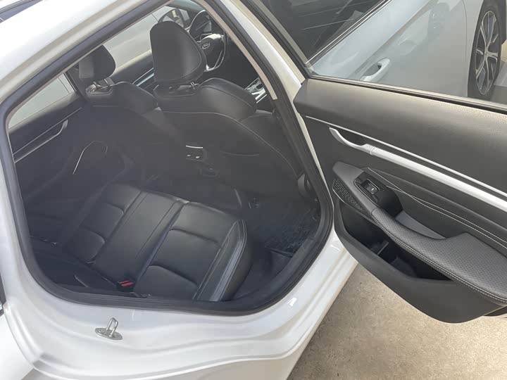 Фото 8 - Geely Emgrand