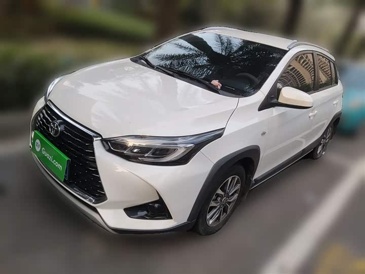 Фото 1 - Toyota Yaris L Hatchback