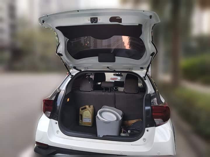 Фото 10 - Toyota Yaris L Hatchback