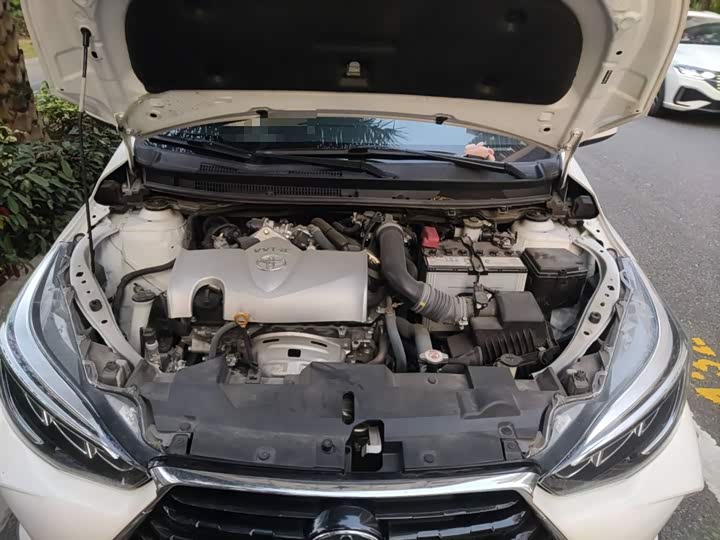 Фото 11 - Toyota Yaris L Hatchback