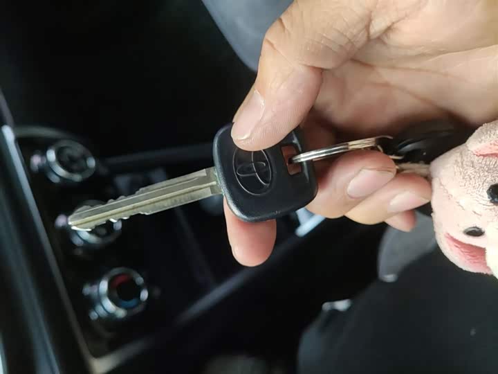 Фото 12 - Toyota Yaris L Hatchback