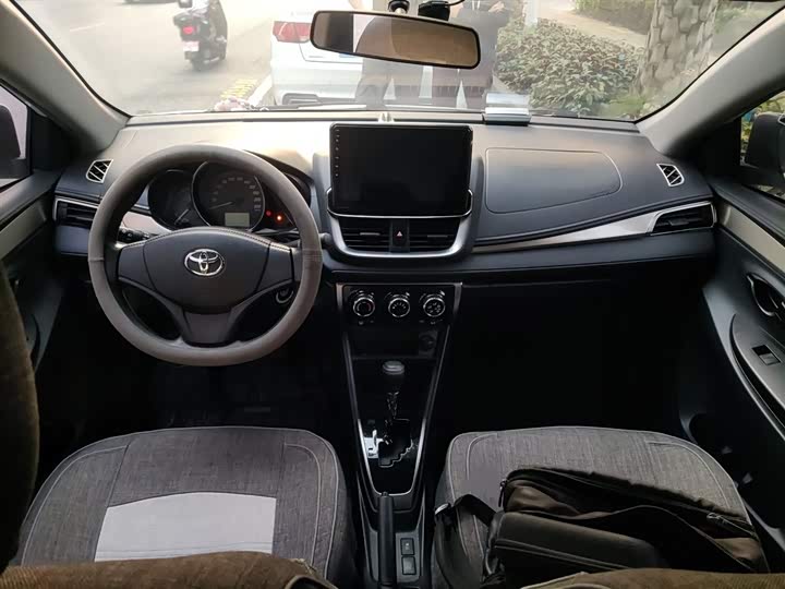 Фото 13 - Toyota Yaris L Hatchback