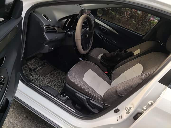 Фото 14 - Toyota Yaris L Hatchback