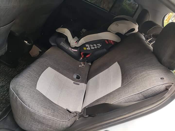 Фото 15 - Toyota Yaris L Hatchback