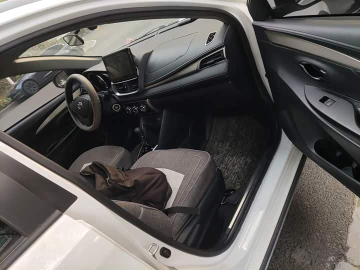 Фото 20 - Toyota Yaris L Hatchback