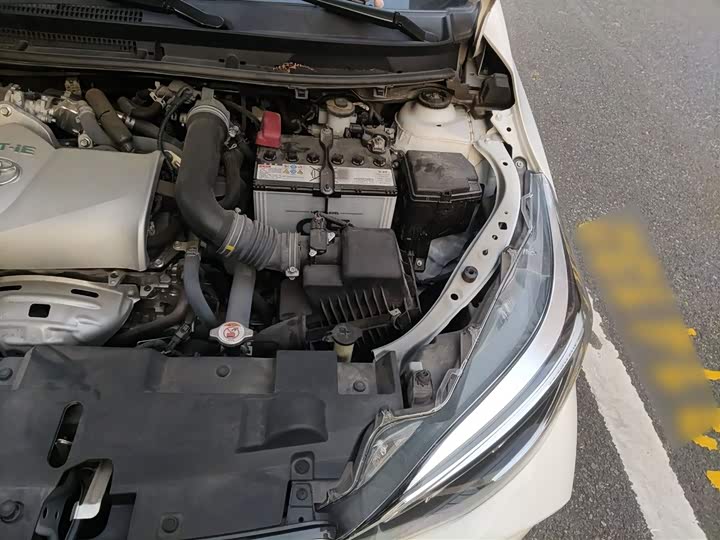 Фото 22 - Toyota Yaris L Hatchback