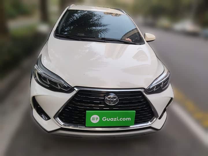 Фото 24 - Toyota Yaris L Hatchback