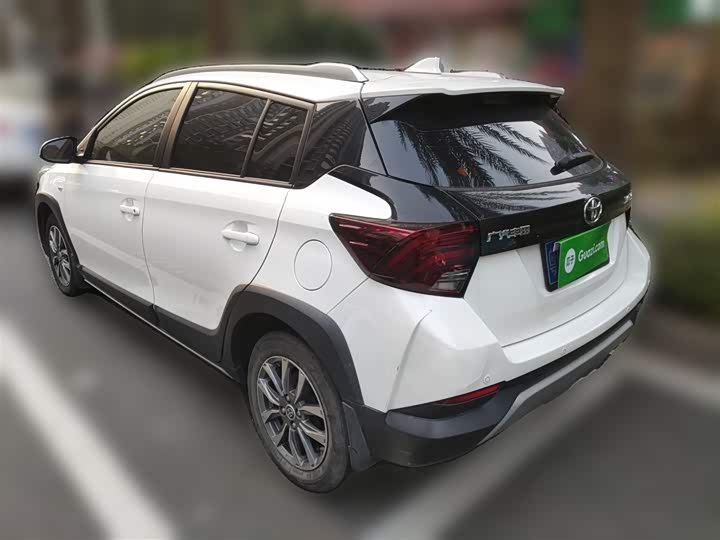 Фото 27 - Toyota Yaris L Hatchback