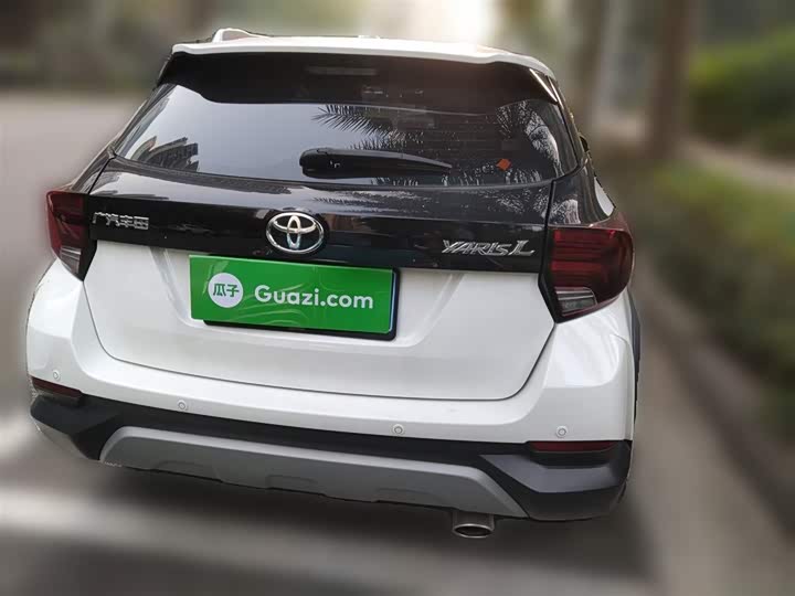 Фото 28 - Toyota Yaris L Hatchback