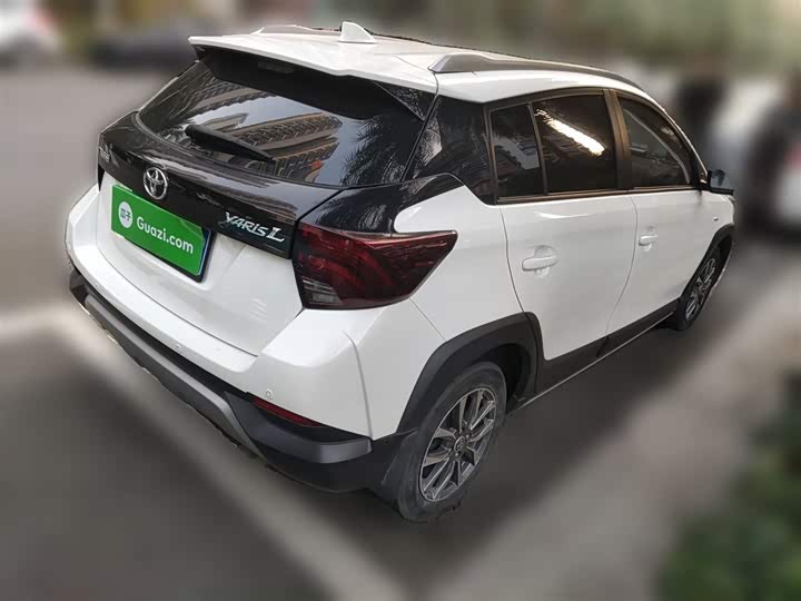 Фото 29 - Toyota Yaris L Hatchback