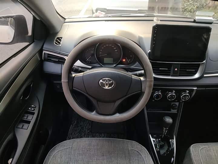 Фото 3 - Toyota Yaris L Hatchback