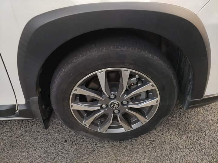 Фото 31 - Toyota Yaris L Hatchback