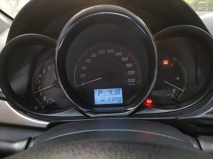 Фото 4 - Toyota Yaris L Hatchback