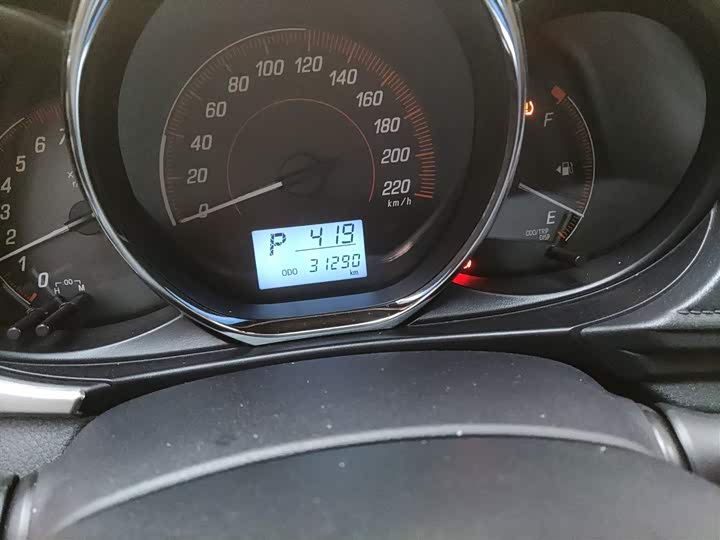 Фото 5 - Toyota Yaris L Hatchback