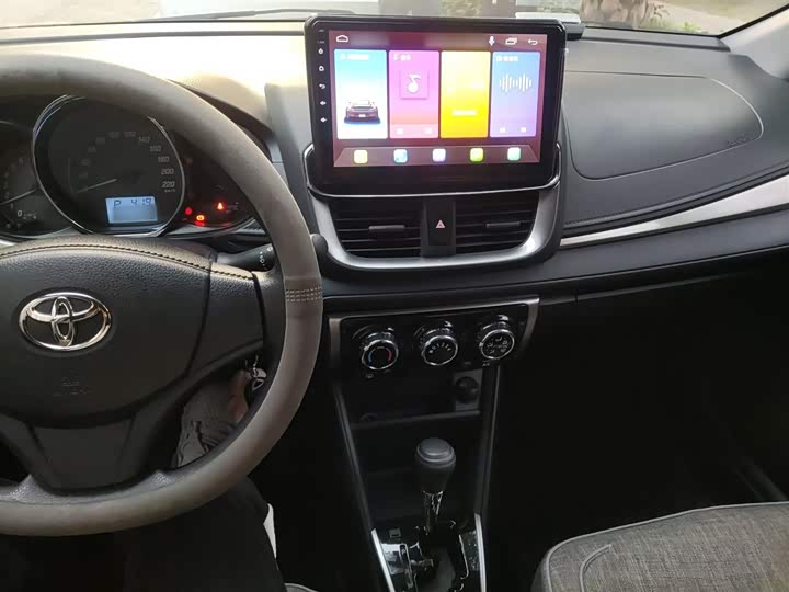 Фото 6 - Toyota Yaris L Hatchback