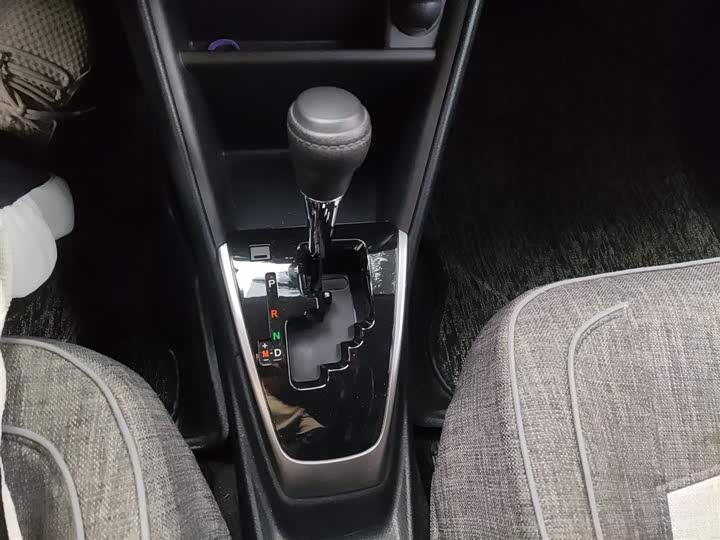 Фото 7 - Toyota Yaris L Hatchback