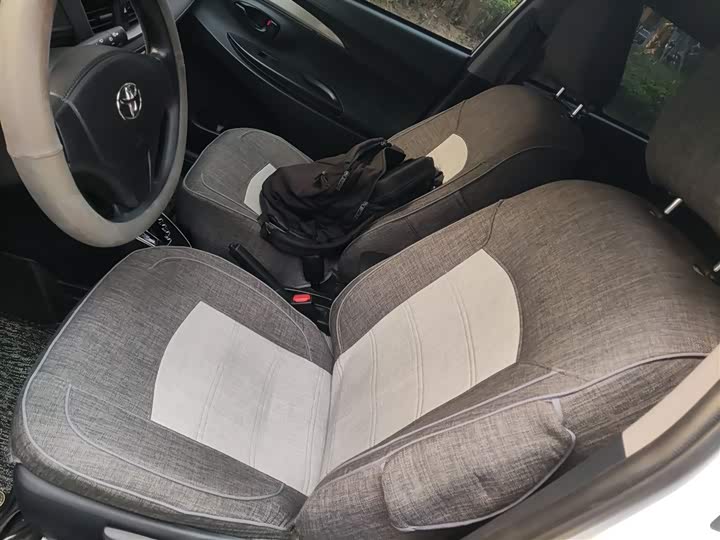 Фото 8 - Toyota Yaris L Hatchback