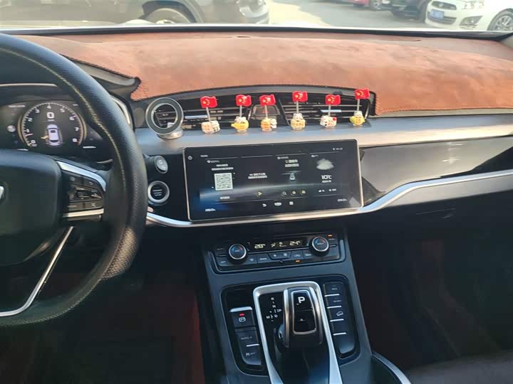 Фото 13 - Geely Atlas