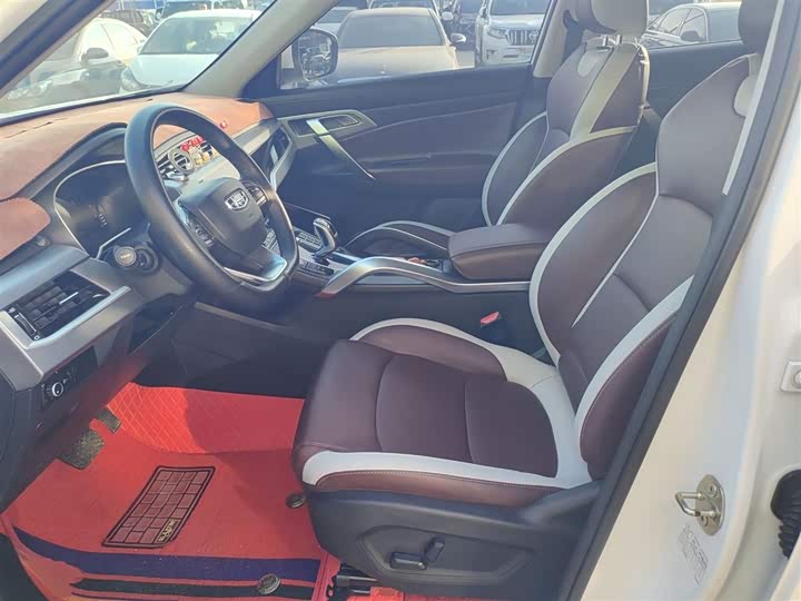 Фото 15 - Geely Atlas