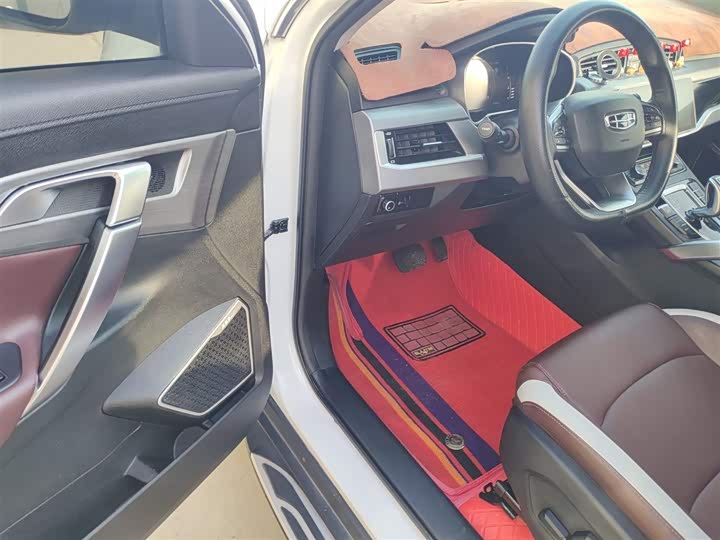 Фото 16 - Geely Atlas