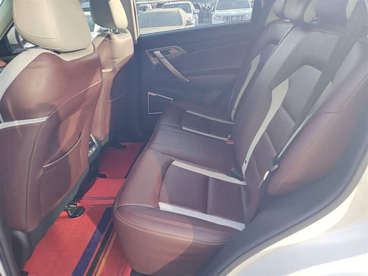 Фото 17 - Geely Atlas