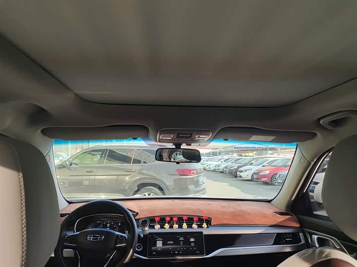 Фото 18 - Geely Atlas