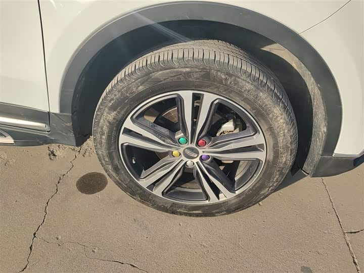 Фото 26 - Geely Atlas