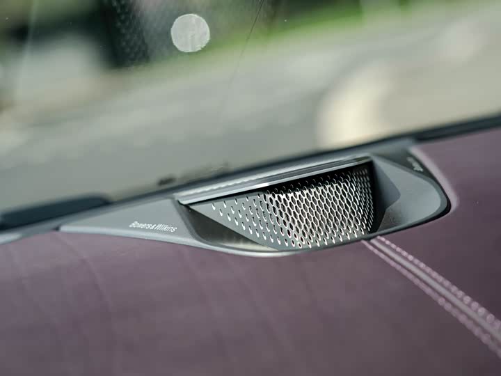 Фото 11 - Aston Martin DB12