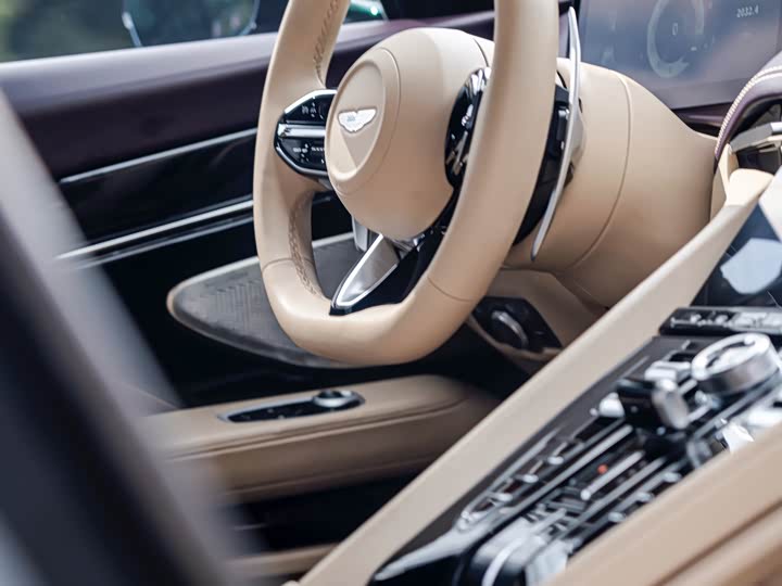 Фото 12 - Aston Martin DB12