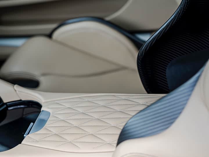 Фото 14 - Aston Martin DB12