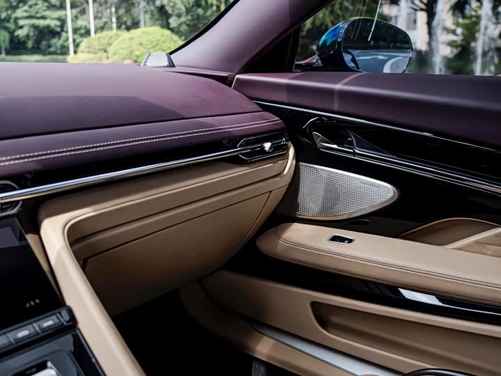 Фото 15 - Aston Martin DB12