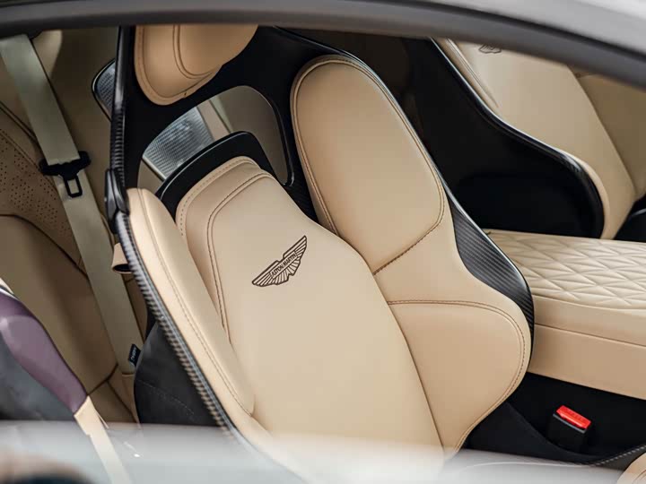 Фото 17 - Aston Martin DB12