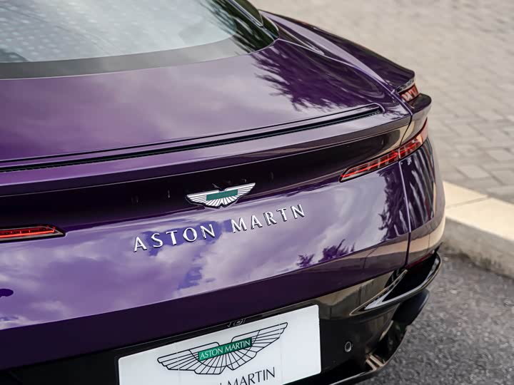 Фото 19 - Aston Martin DB12