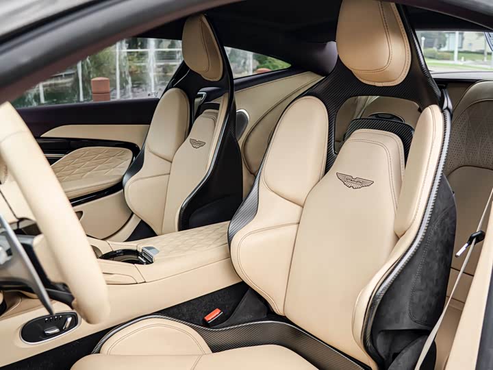 Фото 6 - Aston Martin DB12