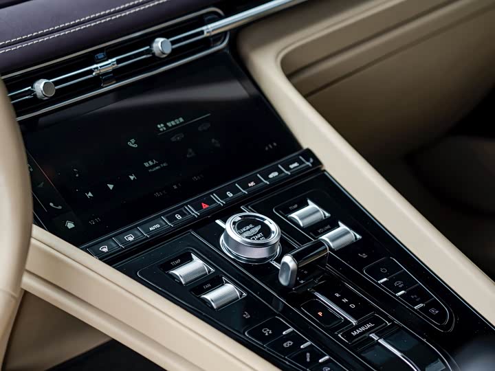 Фото 9 - Aston Martin DB12