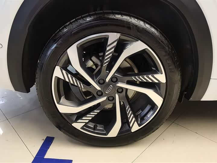 Фото 6 - Geely Monjaro