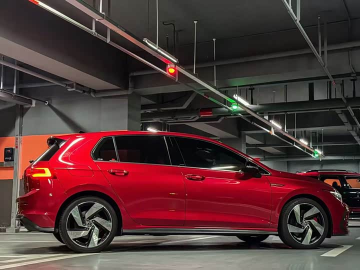 Фото 2 - Volkswagen Golf GTI