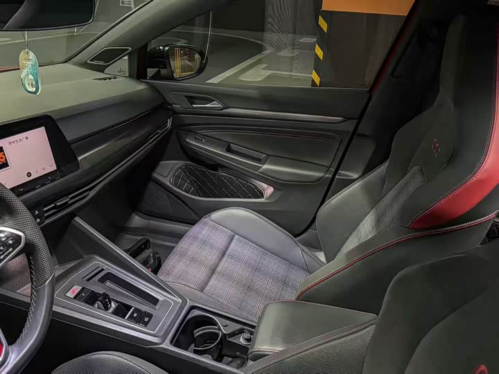 Фото 9 - Volkswagen Golf GTI