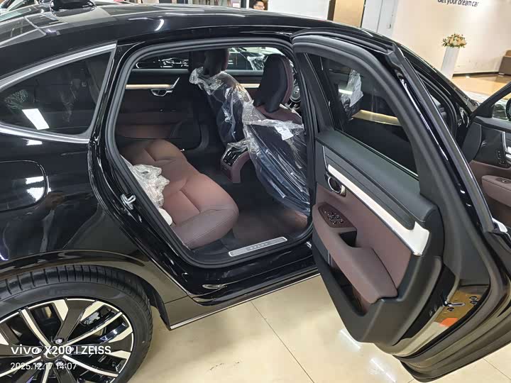 Фото 9 - Volvo S90