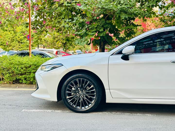 Фото 8 - Toyota Avalon