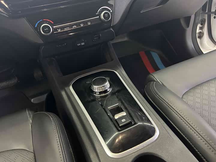 Фото 10 - Changan Eado EV