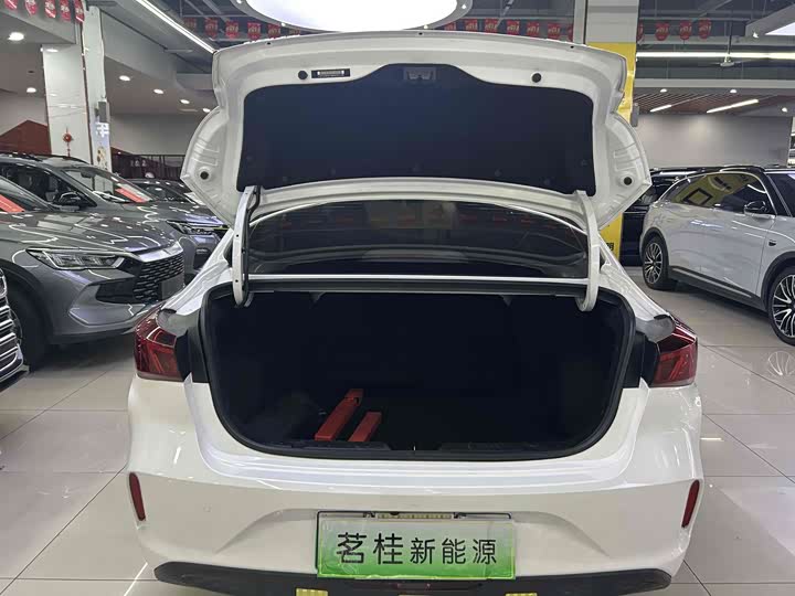 Фото 13 - Changan Eado EV