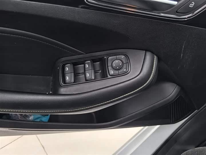 Фото 14 - Roewe i5