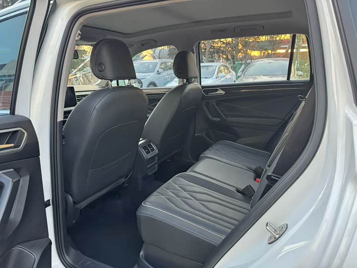 Фото 9 - Volkswagen Tiguan L Pro